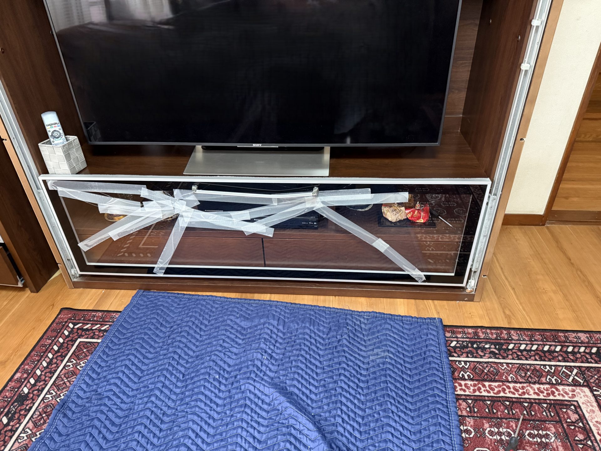 TVボードのガラス扉交換