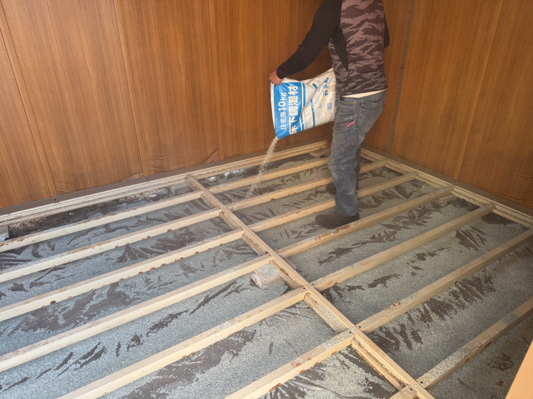 傷んでしまった床板の交換と湿気対策！